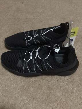 Women's Aurora Water Shoes - Black Size 6
S1